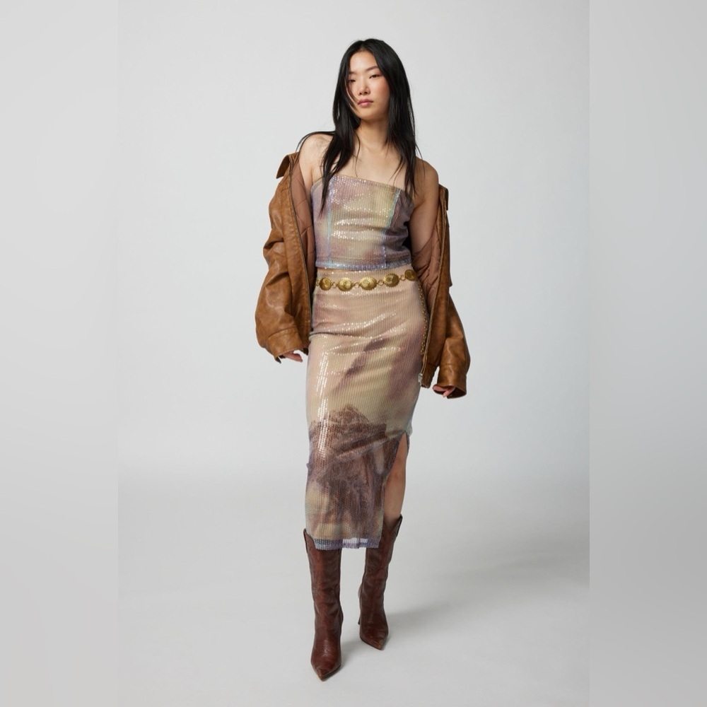 URBAN OUTFITTERS

UO Pearl Sequin
Midi Skirt